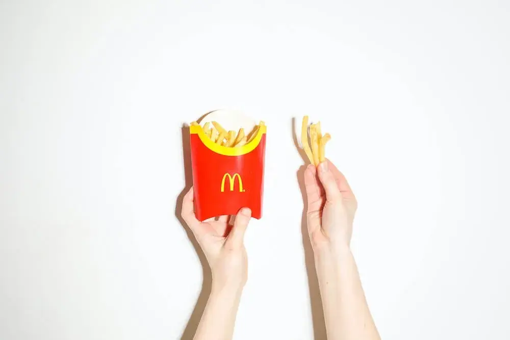 Ile zarabia pracownik młodociany w McDonald's? Sprawdź stawki i korzyści