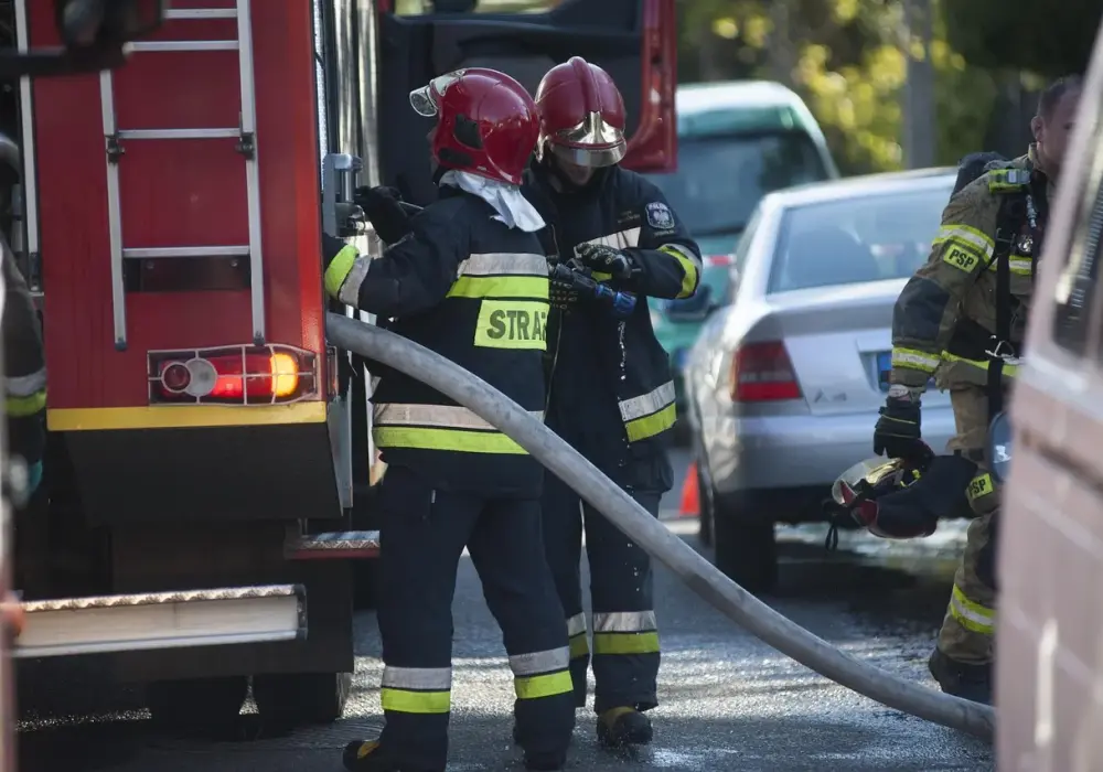 Buty strażackie w służbie bezpieczeństwa – kluczowy element wyposażenia straży pożarnej