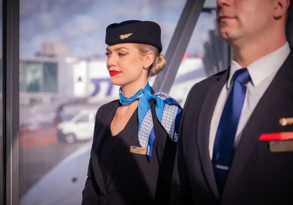 Zarobki stewardessy - Ile na rękę? Analiza i czynniki