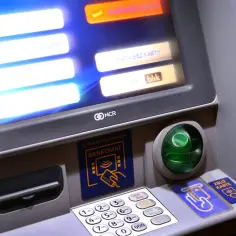 Bankomat z opcją wypłaty bez karty. Wybierz "płatność blikiem", by szybko zapłacić.