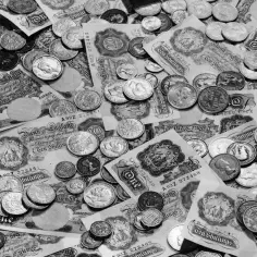 Stare banknoty i monety, świadectwo dawnej denominacji.