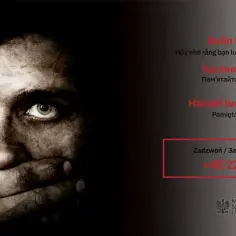Twarz z zakrytymi ustami. "Handel ludźmi to przestępstwo!" - pomoc dostępna pod numerem +48 22 628 01 20.