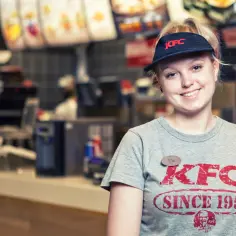 Ile zarabia pracownik KFC? Zaskakujące fakty o wynagrodzeniach