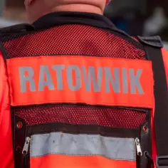 Ratownik medyczny w jaskrawej kamizelce. Zastanawiasz się, ile zarabia ratownik medyczny?
