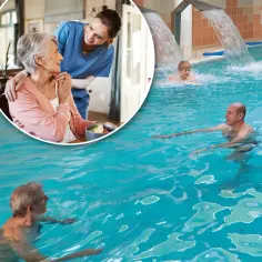 Nowe zasady wyjazdu do sanatorium na NFZ. Seniorzy korzystają z basenu rehabilitacyjnego, a opiekunka wspiera starszą panią.