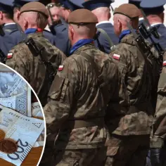 Żołnierze w pełnym rynsztunku, obok stos banknotów i monet. Czy to zapowiedź podwyżki dla wojska w 2026 roku?