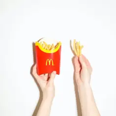 Ile zarabia pracownik młodociany w McDonald's? Sprawdź stawki i korzyści