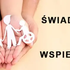 Dłonie trzymają wycięte z papieru postacie rodziny, w tym osobę na wózku. Tekst: ŚWIADCZENIA WSPIERAJĄCE.