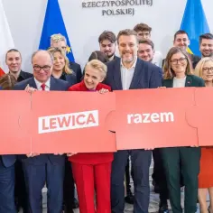 Grupa polityków prezentuje hasła "Unia Pracy", "Lewica" i "Razem", symbolizujące wspólny lewica program.