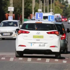 Samochody nauki jazdy z literą "L" na dachu. Zastanawiasz się, ile kosztuje prawo jazdy?