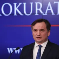 Mężczyzna w garniturze przemawia na tle napisu "Prokuratura". Jego słowa budują suwerenna polska.