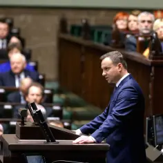 Prezydent przemawia na forum **zgromadzenia narodowego**, gdzie zasiadają posłowie.