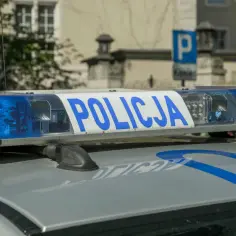 Niebieskie światła i napis POLICJA na dachu radiowozu. Pamiętaj, jaki mandat za brak przeglądu, by uniknąć kontroli.