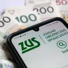 ZUS na smartfonie i polskie banknoty. Czy to zapowiedź trzynastej emerytury w 2026 roku?
