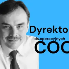Uśmiechnięty mężczyzna w białej koszuli i krawacie, z wąsami. Obok napis "Dyrektor ds. operacyjnych COO".
