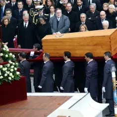 Uroczystość pogrzebowa. Papież Franciszek w otoczeniu dostojników żegna zmarłego.