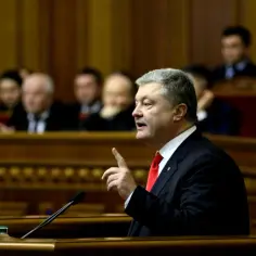 Prezydent Ukrainy Petro Poroszenko przemawia, wskazując palcem, podczas posiedzenia parlamentu.