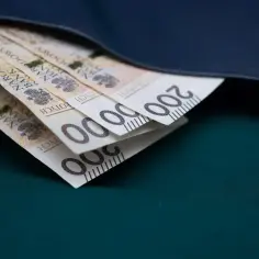 Portfel z banknotami 200 zł, symbolizującymi nagrodę jubileuszową za 40 lat pracy w budżetówce.