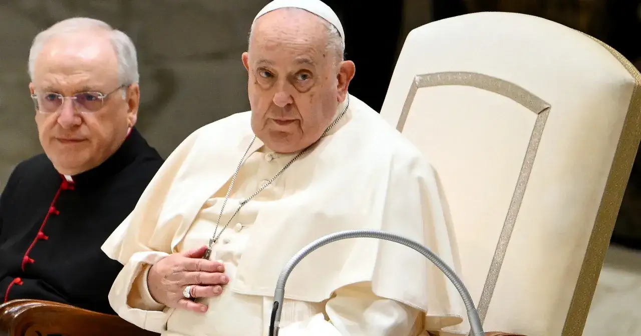 Papież Franciszek w białej szacie, obok niego kardynał. Zastanawiasz się, ile zarabia papież?