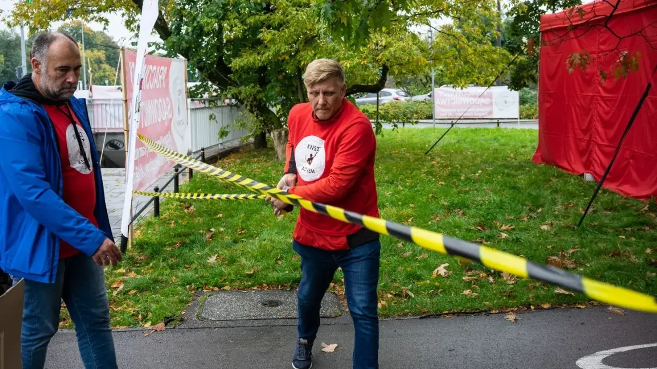 Mężczyźni w czerwonych koszulkach z napisem 