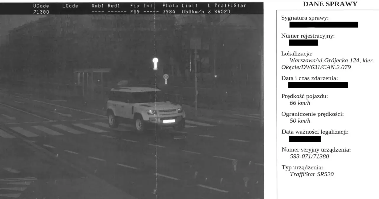 Biały Land Rover Defender przekroczył prędkość o 30 km/h na przejściu dla pieszych w Warszawie. Zarejestrowano 66 km/h przy limicie 50 km/h.