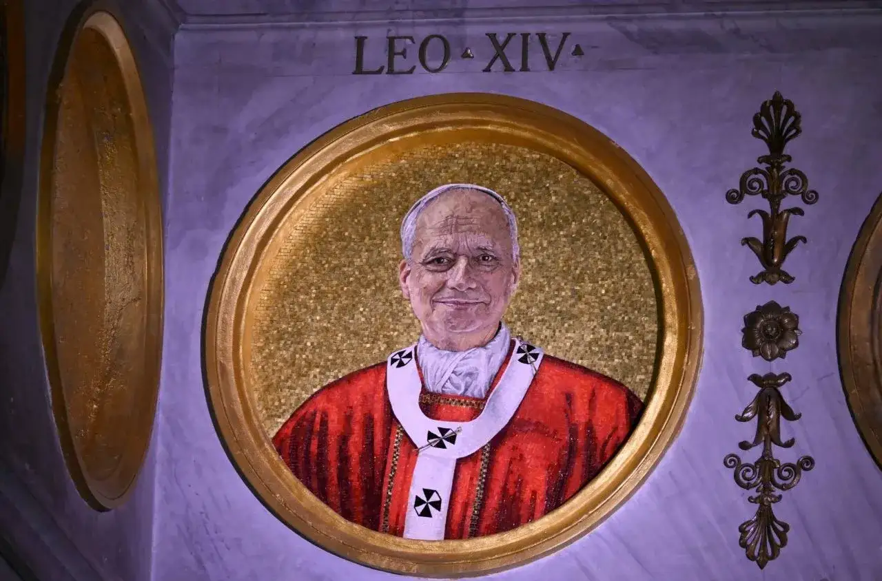 Mozaika przedstawia obecnego papieża w czerwonej szacie i białej piuce.