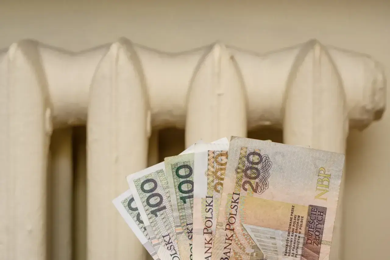 Pieniądze w tle grzejnika. Czy to zapowiedź bonu energetycznego 2026?