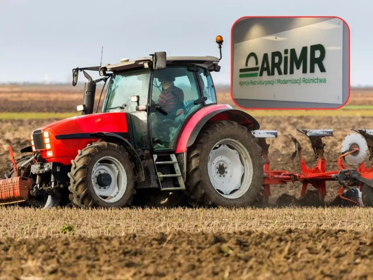 Czerwony traktor orze pole. W rogu logo ARiMR, agencji wspierającej rolników, np. poprzez dopłaty do zboża.