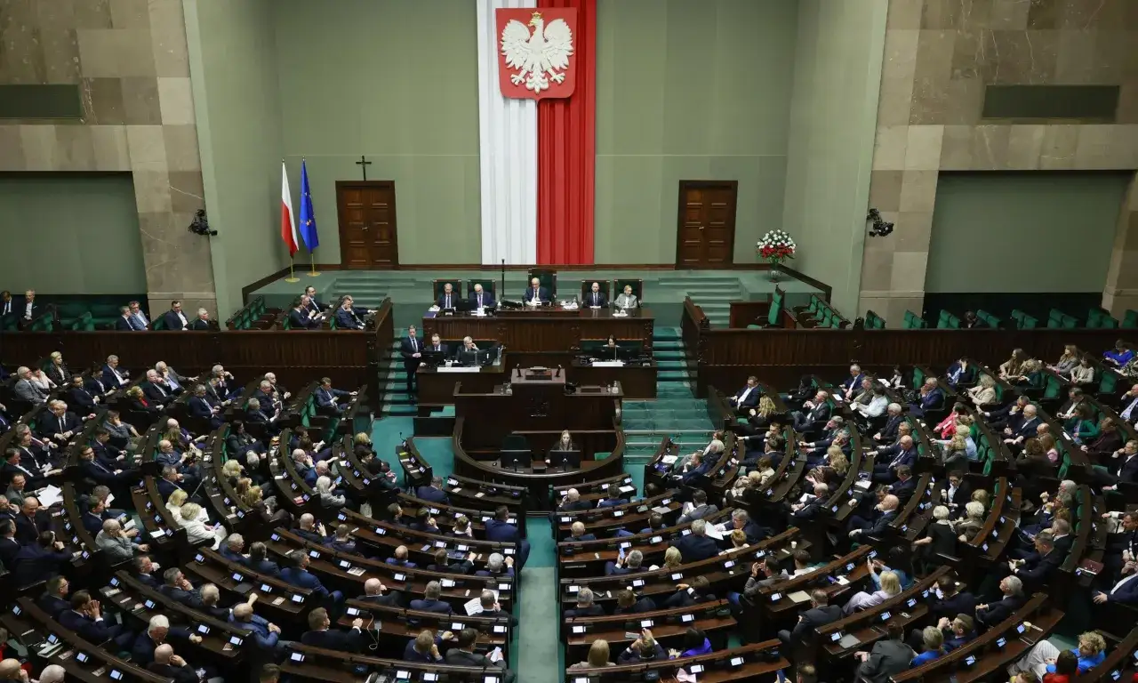 Posłowie siedzą w ławach sejmowych. Dyskusja o tym, ile wynosi dieta poselska, trwa.