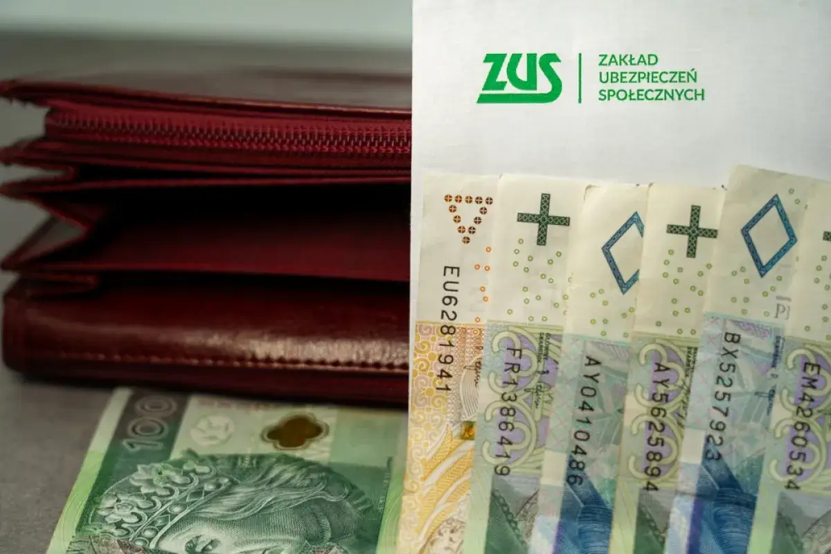 Portfel i banknoty, symbolizujące czerwcowe emerytury i świadczenia z ZUS.