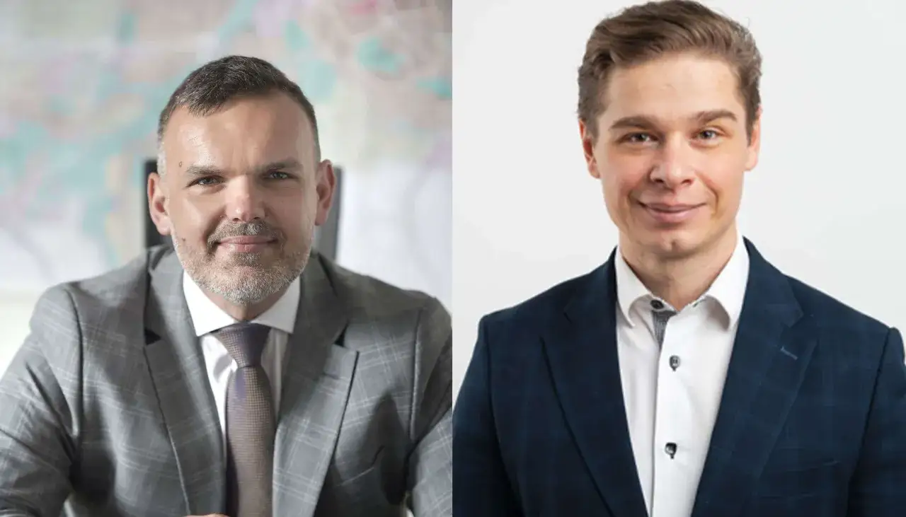 Dwóch mężczyzn w garniturach. Jeden z nich, z siwiejącą brodą, może być prezydentem Częstochowy.