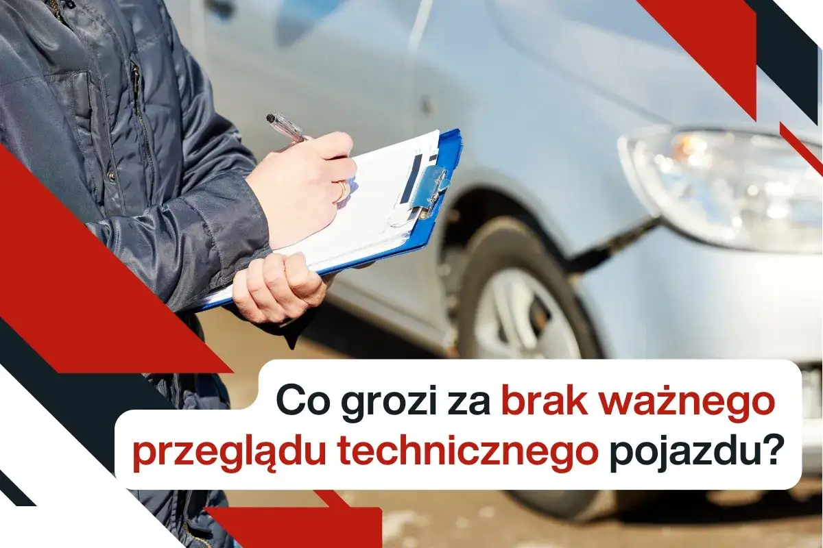 Osoba z notatnikiem obok samochodu. Dowiedz się, jaki mandat za brak przeglądu technicznego pojazdu grozi kierowcy.