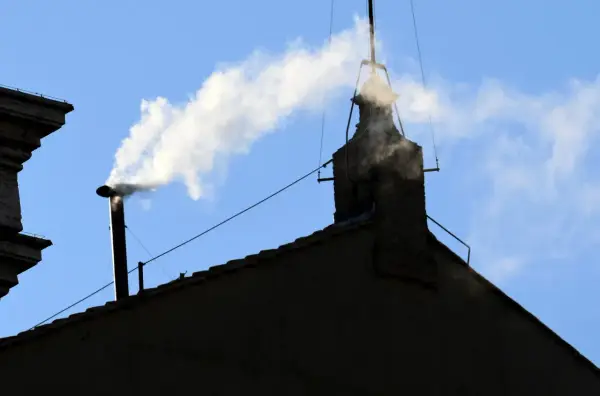 Biały dym nad Kaplicą Sykstyńską - Prawda o wyborze papieża