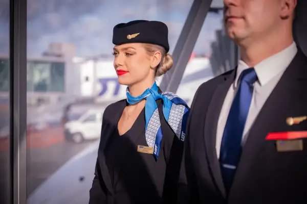 Zarobki stewardessy - Ile na rękę? Analiza i czynniki