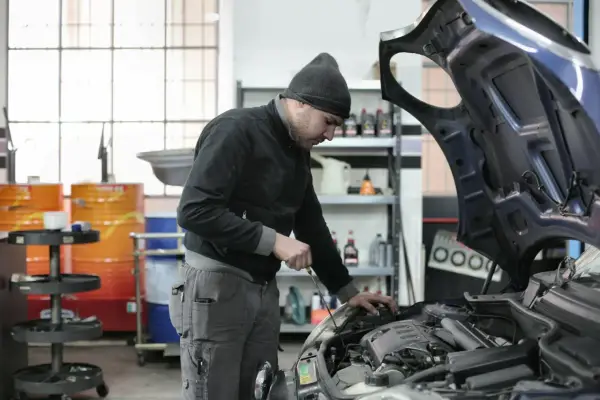 Ile zarabia mechanik? Sprawdź, jak podnieść swoje zarobki!